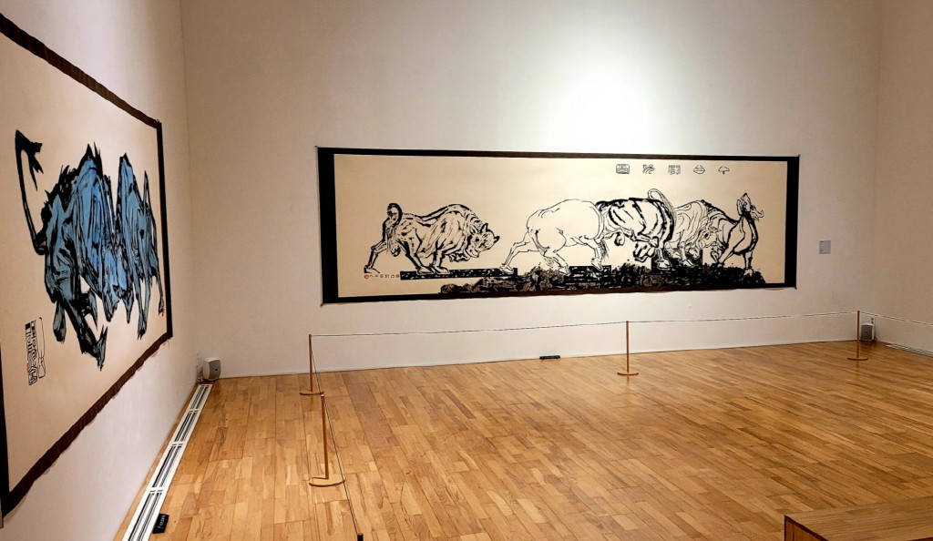 한국화 특별기획전 원융무애 전시가 펼쳐지고 있는 솔거미술관 가운데 1전시실 풍경