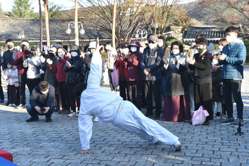 호반힐링걷기 참가자들이 기념행사를 관람하고 있다.