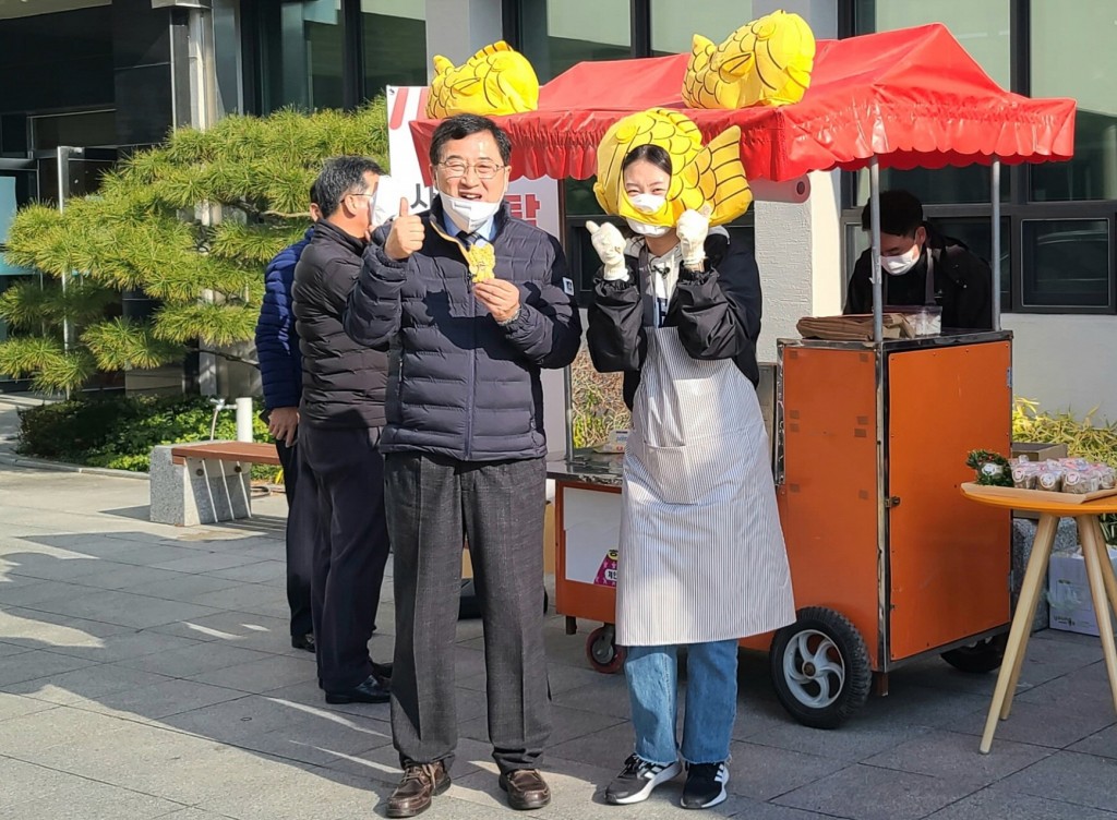 2. 붕어빵 굽는 경주시청 공무원들…, 앙꼬만큼이나 속이 꽉찬 선행 (1)