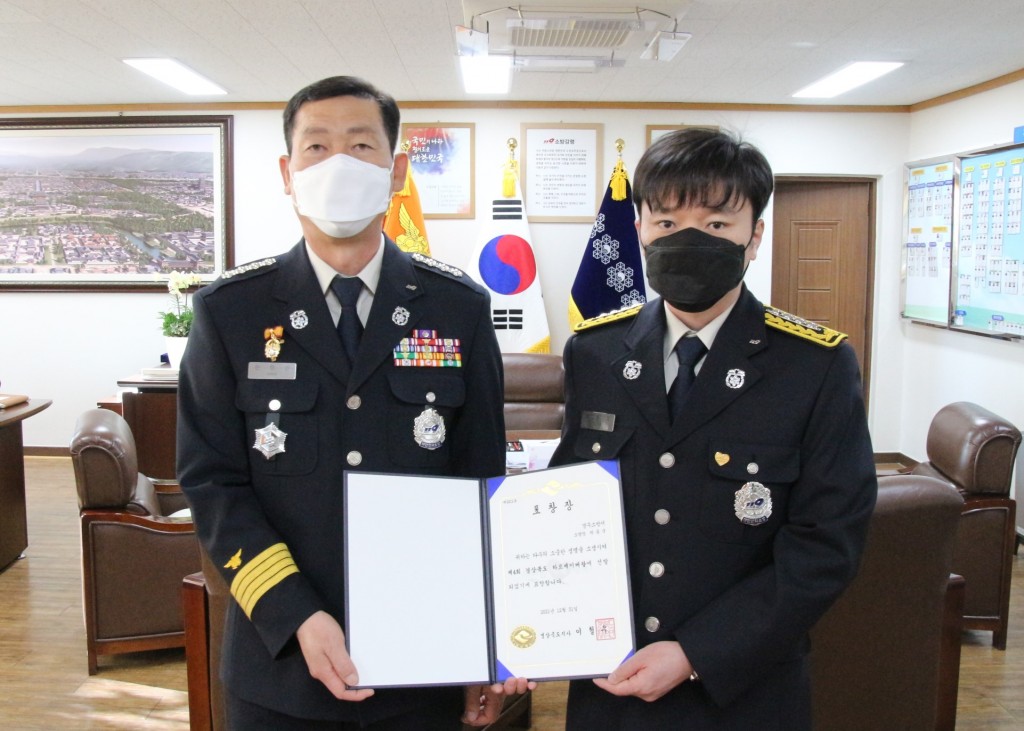 12일 '하트세이버 왕' 표창장과 배지를 받고 기념 촬영 중인 박동국(사진 오른쪽) 소방관