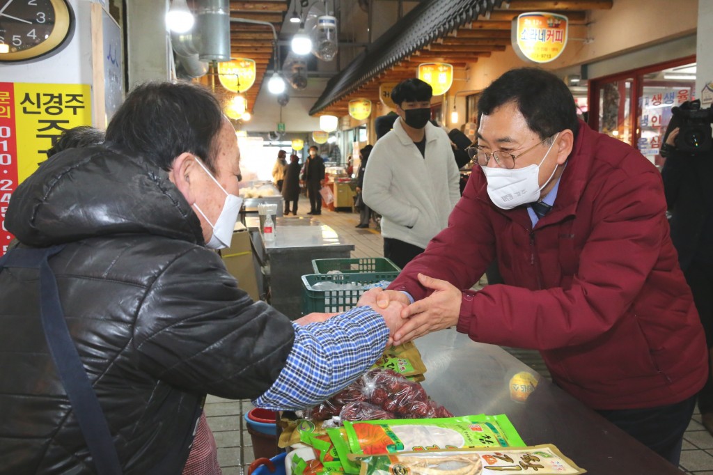 7. 경주시, 설 명절 경기 활성화 위해‘설맞이 전통시장 행복 장보기’시행 (4)