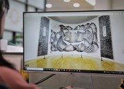 관람객이 솔거미술관 VR전시관을 통해 박대성 화백작품'몽유 신라도원도'을 관람하고 있다(2)