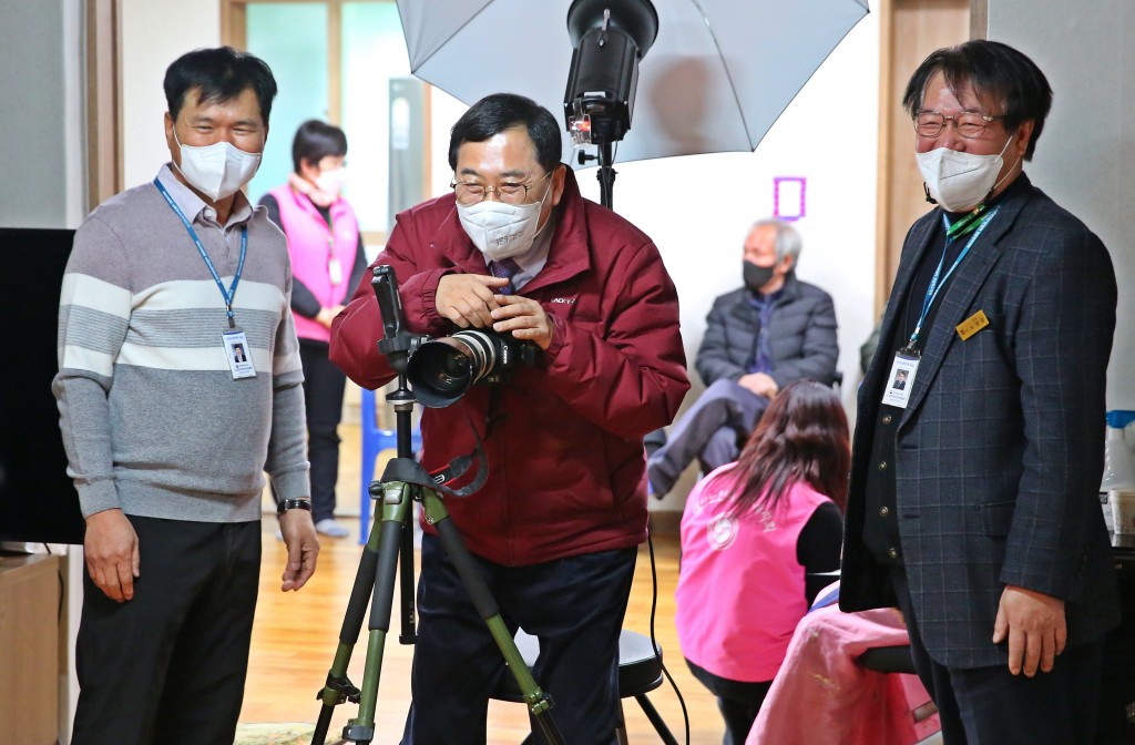 주낙영 경주시장이 지역의 한 경로당을 찾은 자리에서 어르신 장수사진 사업 수행기관 관계자들을 격려하고 있다.