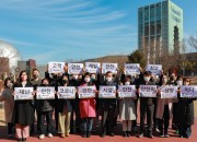 경주엑스포대공원 직원들이 중대재해처벌법 시행에 따라 공원 내 안전체계 강화를 위한 결의대회 후 기념사진을 촬영하고 있다 - 2