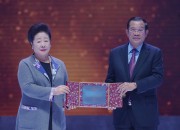 한학자 총재가 훈센 캄보디아 총리에게 제5회 선학평화상 설립자특별공로상 메달 및 상패 수여