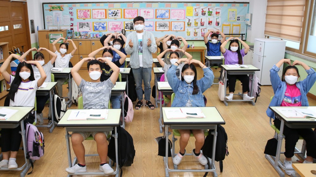 1 .“경주시가 초등학교 입학생 1인당 입학축하금 10만원·중고교 입학생 1인당 교복구입비 30만원 드려요” (1)