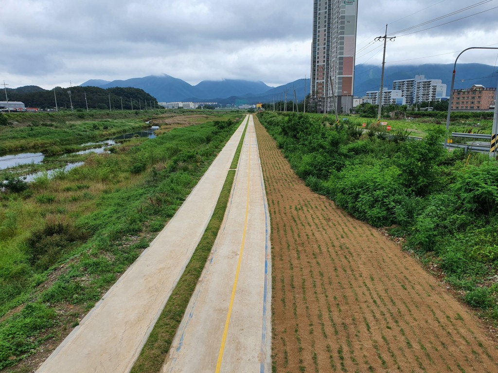 칠평천 내 산책로 및 자전거도로 부분준공 사진