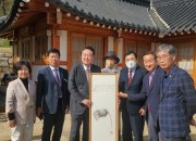 11-2. 윤석열 대통령 당선인, 소산 박대선 화백(왼쪽 네번째)과 주낙영 경주시장(다섯번째)과 함께 기념포즈를 취하고 있다.