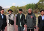 고은 시인(중간)과 김영호 전 산업자원부 장관(오른쪽에서 두번째)이 경주엑스포대공원에서 기념사진을 촬영하고 있다.