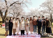지난 주말에 열린 벚꽃콘서트에서 박대성 화백(왼쪽에서 5번째)과 경상북도 적십자 부녀봉사단체가 기념사진을 촬영하고 있다