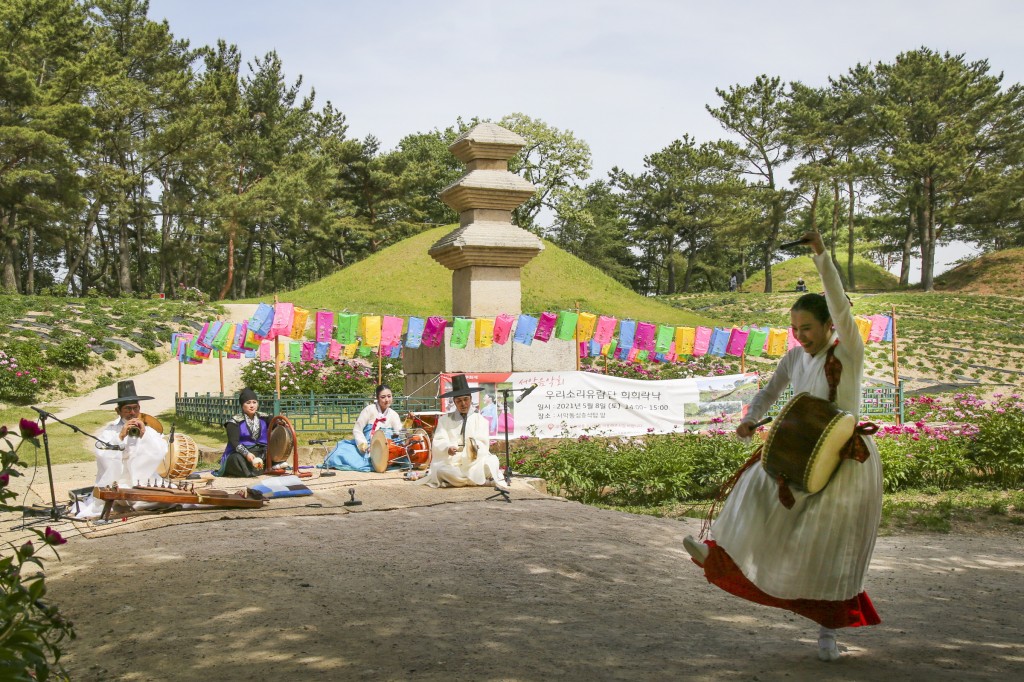 1. 문화재와 작약꽃 어울려진 경주 신화랑 풍류 음악회 개최