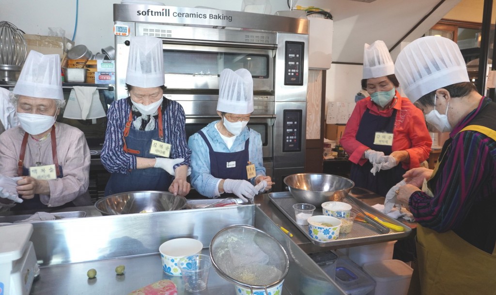 1. 반죽하고 굽고... 할머니들의 달콤한 파티셰 체험기