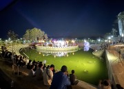 2022년 관광객들이 안동호반달빛야행 축하공연을 보고있다.