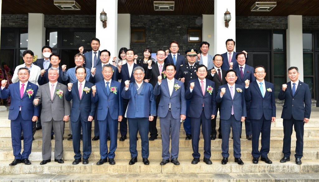 창립10주년 기념행사 후 참가자들이 기념촬영을 하고 있다.