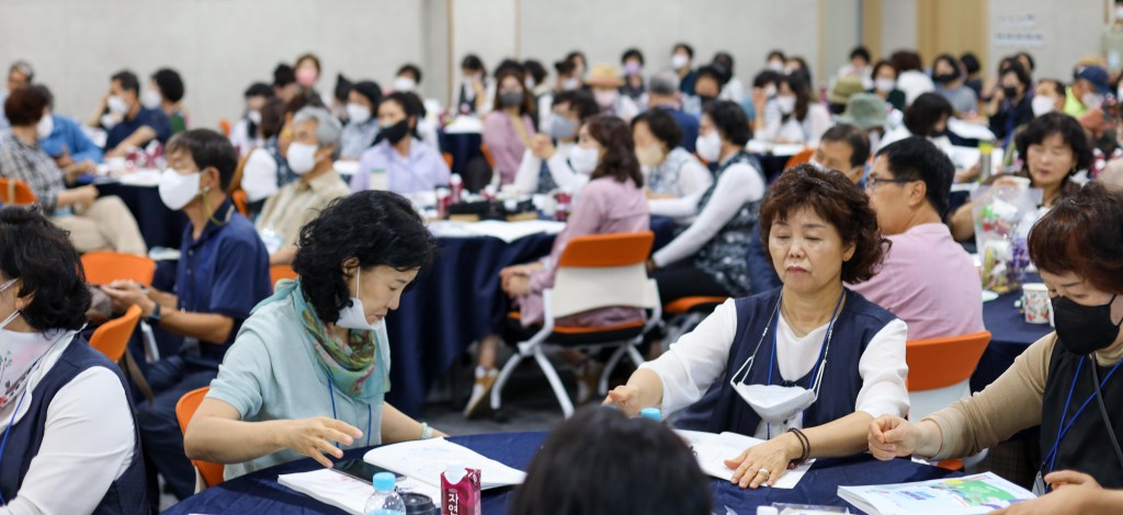 문화관광해설사들이 보수교육을 받고 있다.