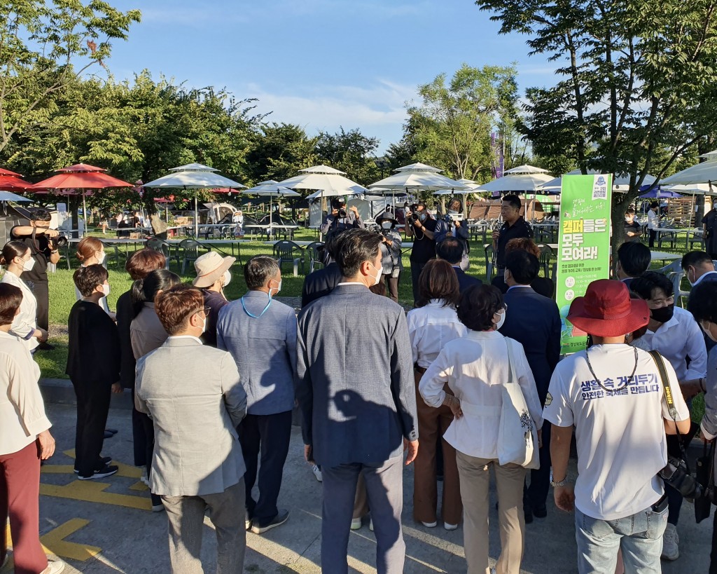 라면캠핑페스티벌에 참여한 관광객들이 부대행사에 참여하고 있다.2