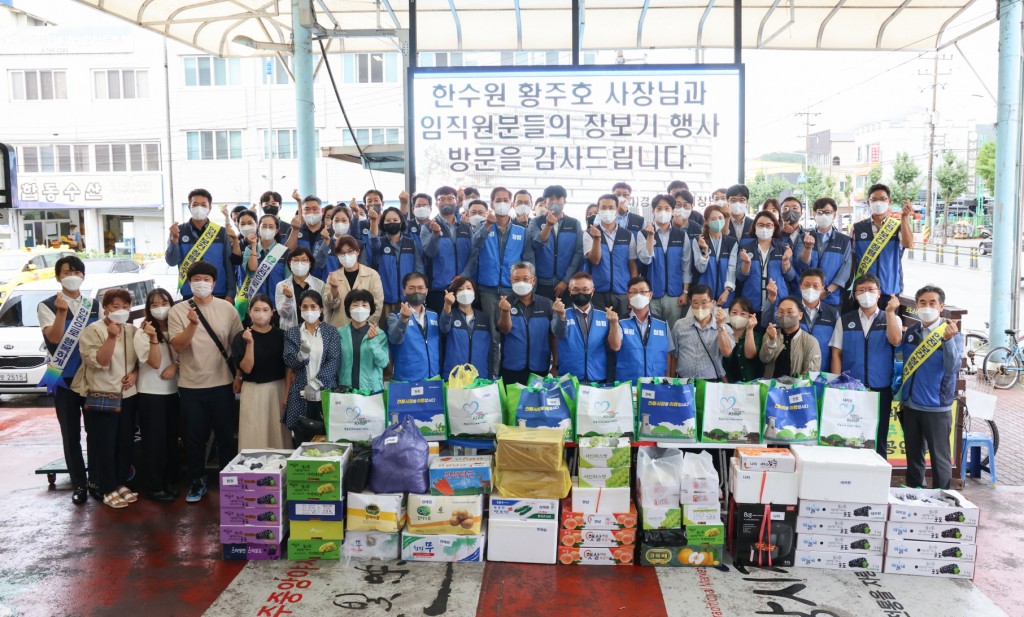 사진1. 한수원이 31일 경주지역 전통시장을 방문하여 추석맞이 전통시장 장보기 행사를 가졌다(오른쪽에서 여덟 번째 황주호 사장)