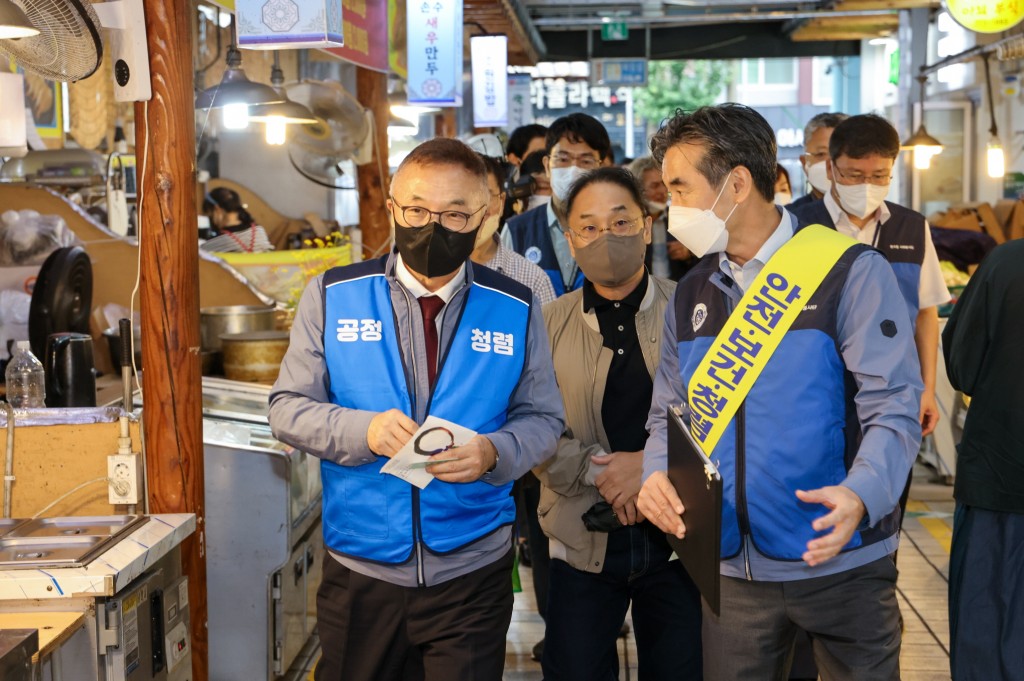 사진2. 황주호 사장이 중앙시장을 방문해 전통시장 장보기 행사를 시행하고 있다(왼쪽에서 첫 번째 황주호 사장)