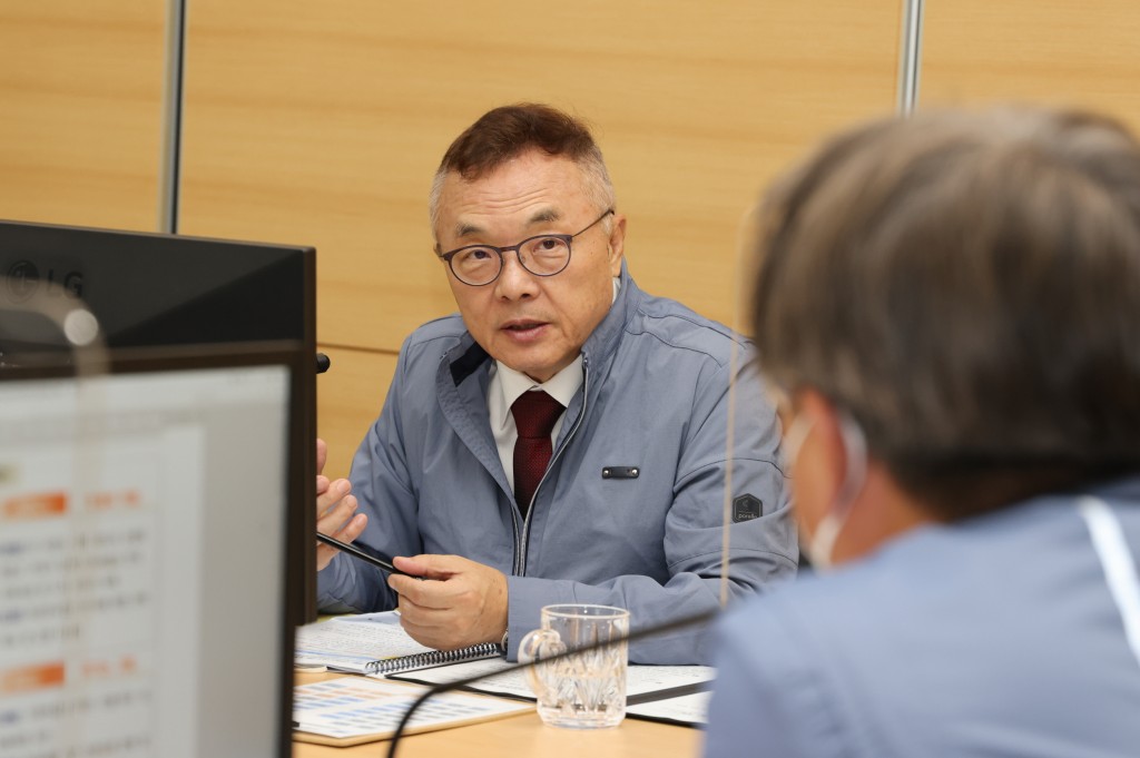 사진2. 황주호 한국수력원자력 사장이 29일 신한울 1호기 주제어실에서 신한울 1호기의 시운전 현황을 살펴보고 있다.