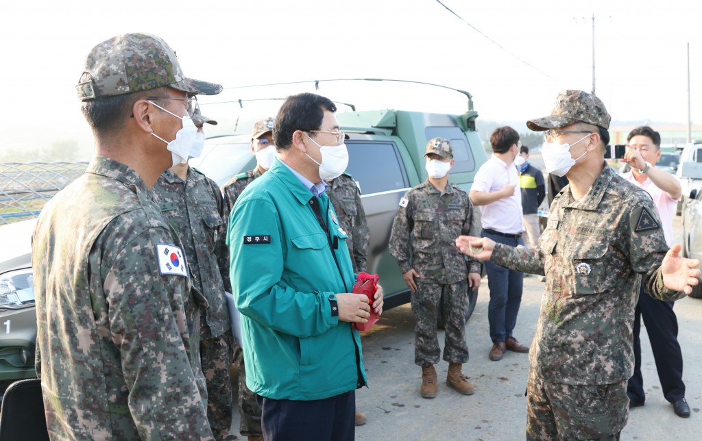 1-3. 박정환 육군참모총장, 경주시 천북면 시설재배 농가 찾아 대민지원 장병 격려