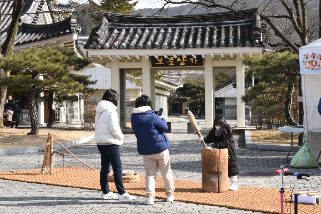 2022년 신년맞이 보문단지 행사전통체험에 관광객들이 참여하고 있다