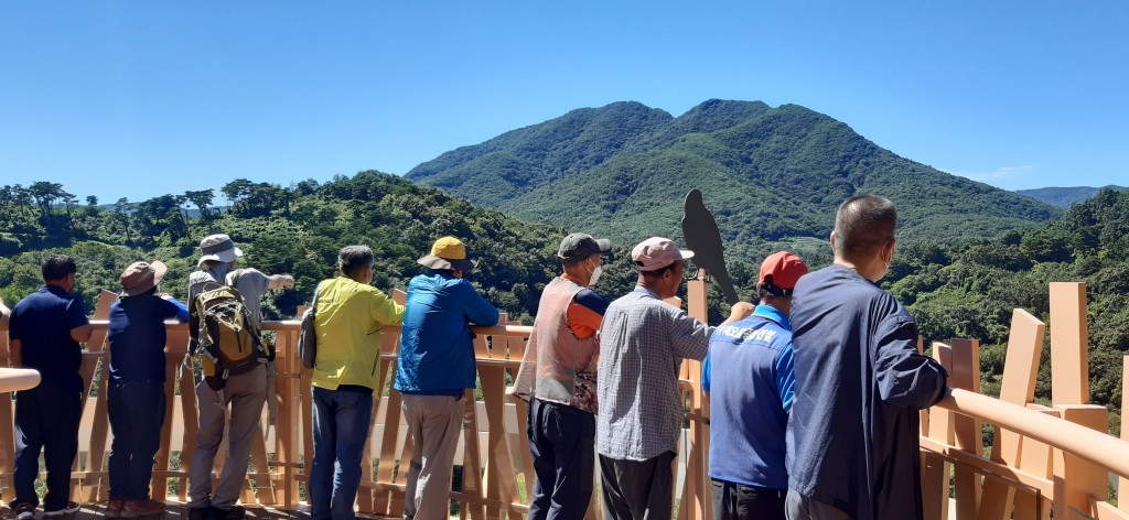 고향사랑 전통시장 탐방 프로그램 참가자들이 문경돌리네습지들 둘러보고 있다.