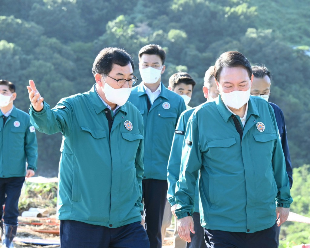 보도자료_윤석열 대통령 왕신저수지 복구 현장 찾아 _01