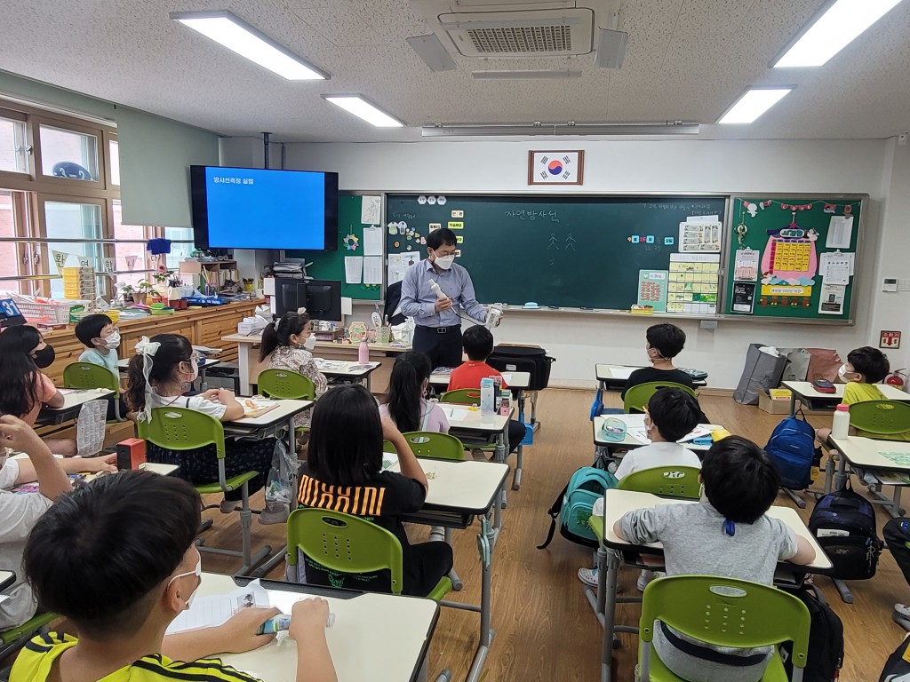 [사진] 공단 직원이 16일 경주 모화초등학교에서 방사선 특강을 진행하고 있다