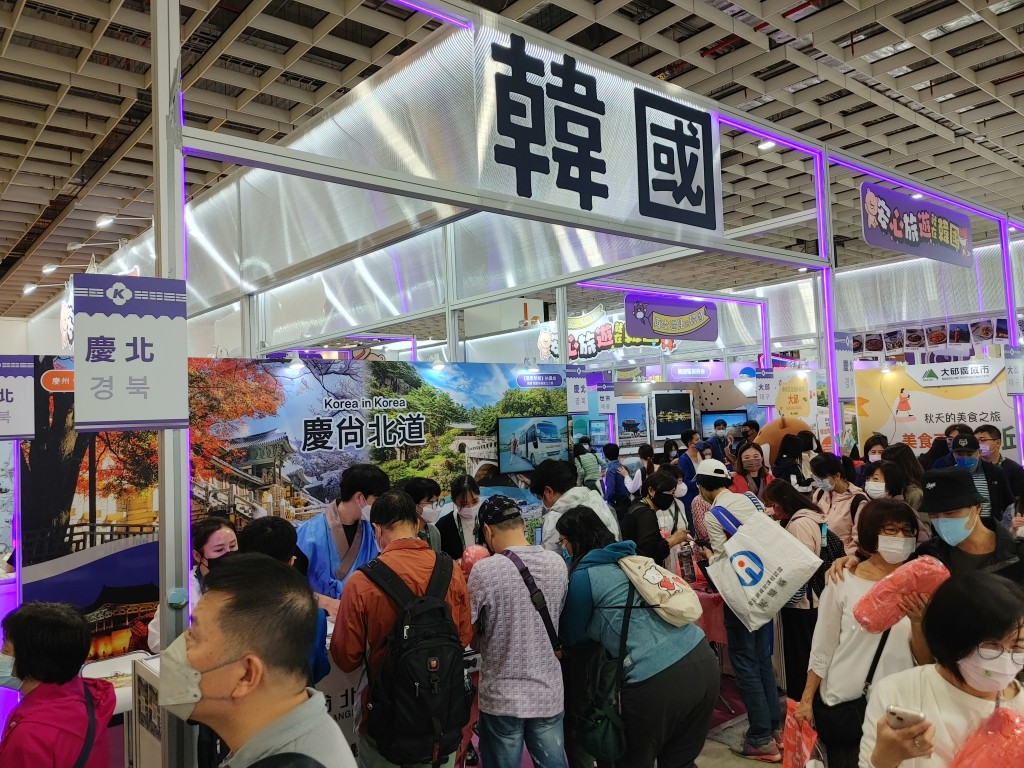 관광객들이 경북여행정보를 얻기위해 경북부스를 방문하고 있다 (2)