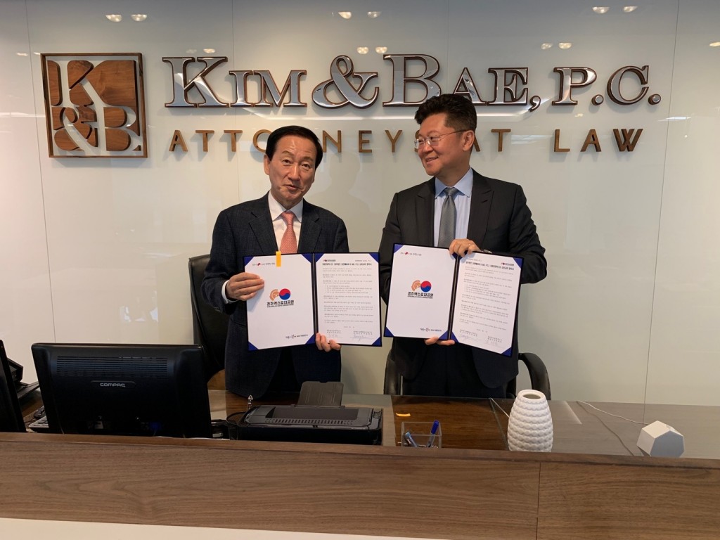 류희림 대표가 한인로펌 김&배와 업무협약후 김봉중 대표변호사와 기념사진을 찍고 있다