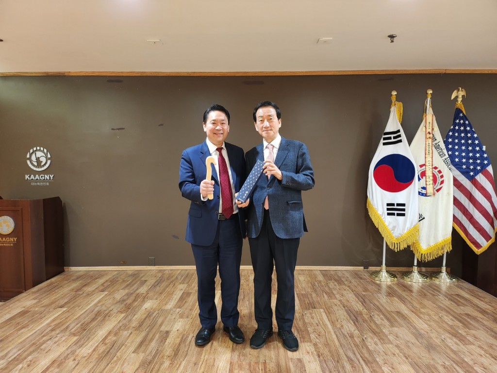 류희림대표가 뉴욕한인회 찰스 윤 회장과 기념사진을 찍고 있다