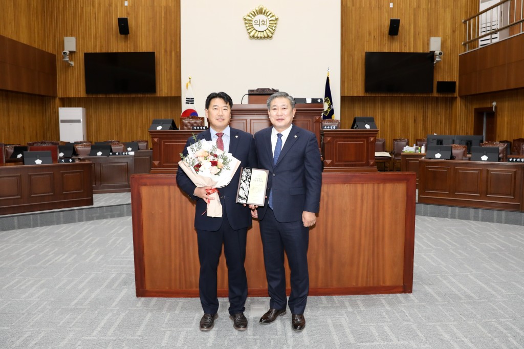 이락우 경주시의회 경제산업위원장 경상북도의정봉사대상 수상(1)