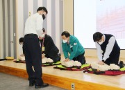 주낙영 시장 심폐소생술 교육 받는 모습