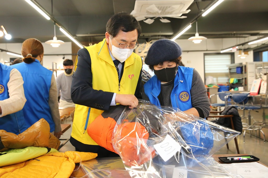 3. 경주서 외국인 근로자 위한 겨울옷 나누기 행사 열려