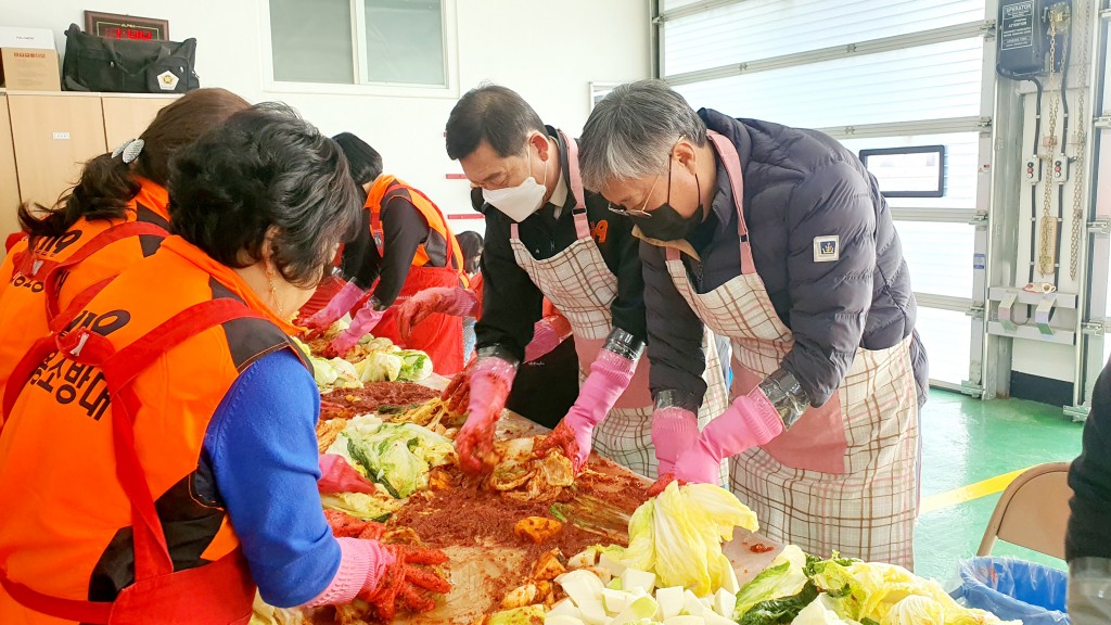 김장나눔 행사에 참여하고 있는 한창완 서장(가운데)