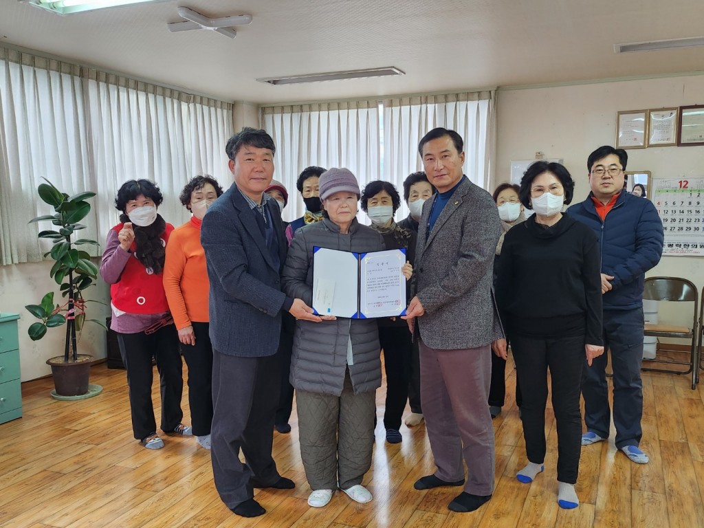 윤병록 용강동장과 서상호 발전협의회장이 대회 최우수상 영예를 받은 승삼경로당 황정팔 회장께 축하를 드리고 있다.