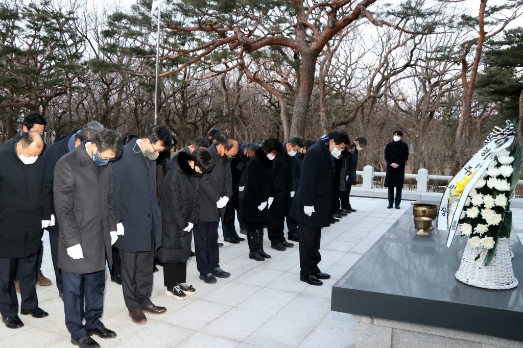 보도자료 1_주낙영 경주시장 충혼탑 참배로 새해 업무 시작_02