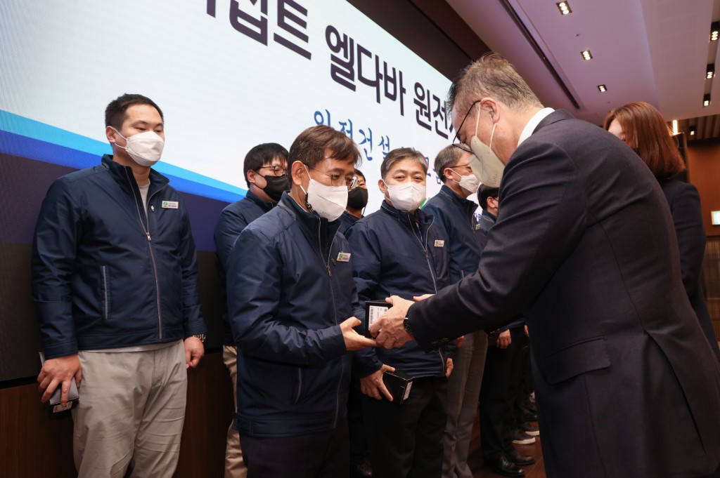 사진2. 황주호 한수원 사장이 격려품(선글라스)을 파견 직원들에게 전달하고 있다