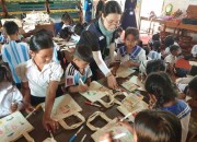 선문대 국제의료봉사단이 캄보디아 초등학생을 대상으로 예술 교육 봉사활동을 진행하고 있다