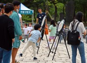 전통놀이를 체험중인 어린이 관람객(지난해 추석 자료사진)