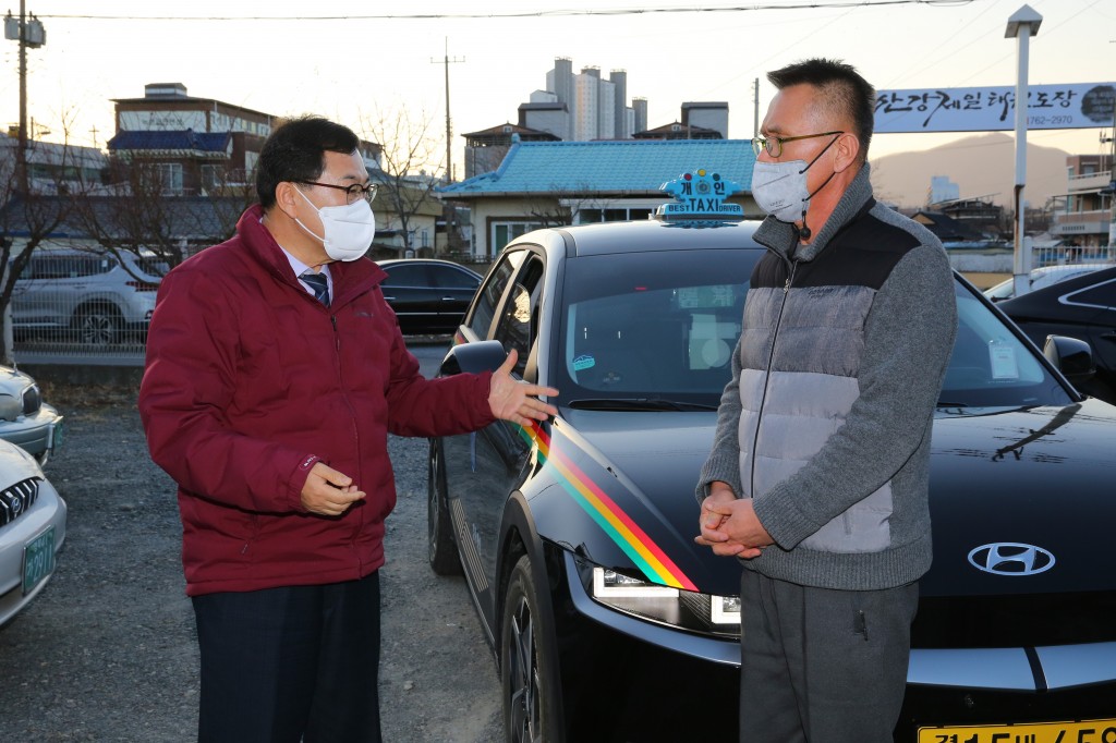 주낙영 경주시장, 어르신 기본요금 무료택시 안전운전을 당부하고 있다.