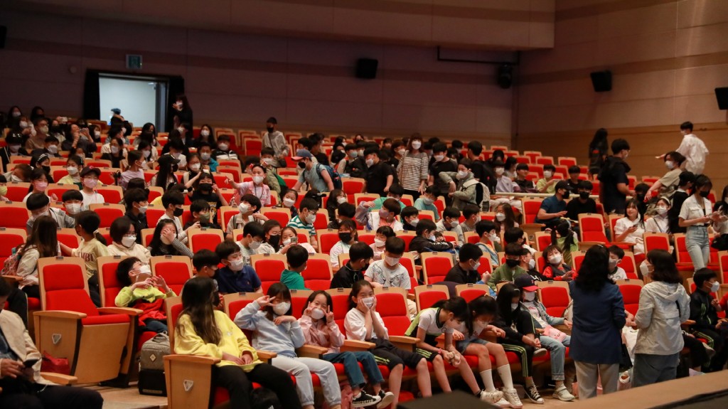 핛생 단체에 인기 높은 인피니티 플라잉 공연(지난해 공연을 보기위해 찾은 초등학생들의 모습)