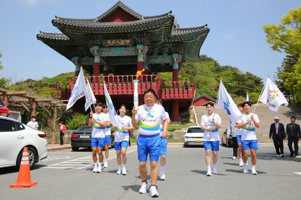 3-2. 서환길 경주시경기연맹협의회장을 비롯한 8명의 주자가 채화된 성화를 봉송에 나섰다