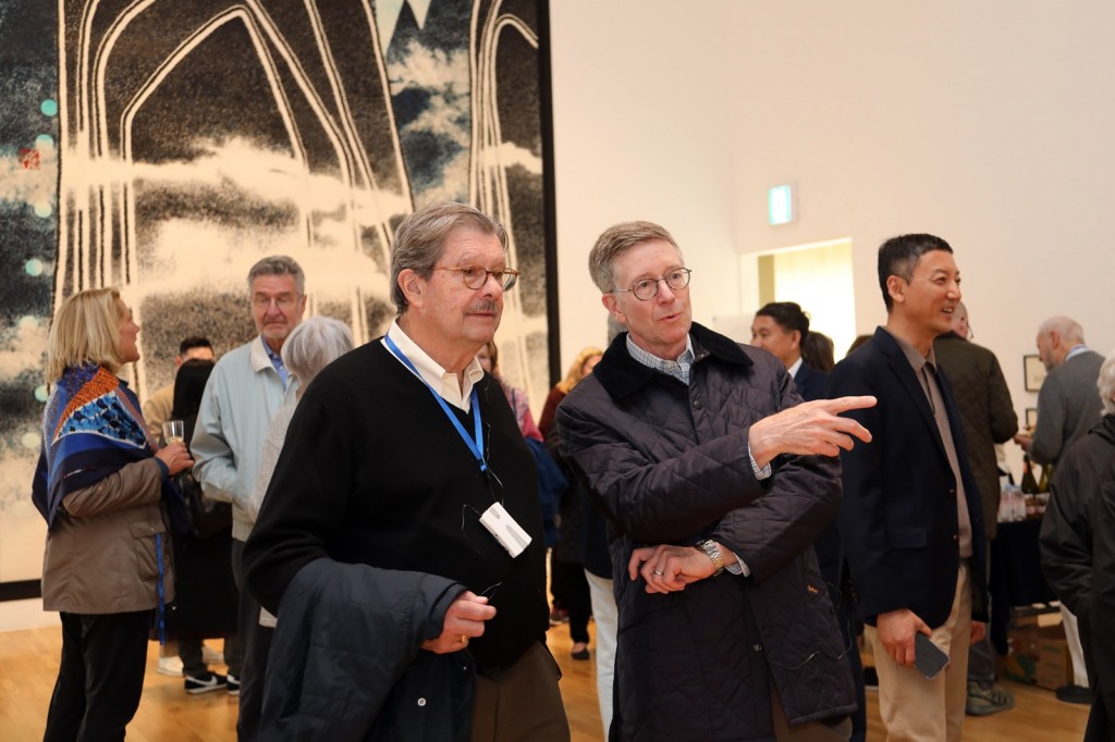 4_클리브랜드 미술관 관계자들이 박대성 화백의 작품을 보며 이야기를 나누는 모습