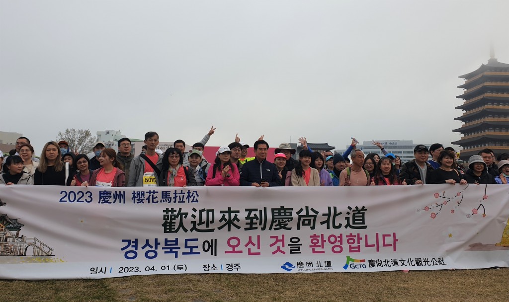 공사 김성조 사장이 대만단체관광객들과 기념촬영을 하고있다.