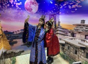 일본 관람객들이 신라복장과 왕관을 쓰고 포토존을 배경으로 사진을 찍고 있다