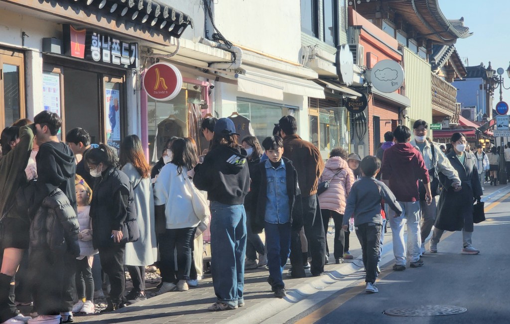 젊은이들의 핫플레이스로 일평균 5만여명이 찾는 경주 황리단길로 오세요