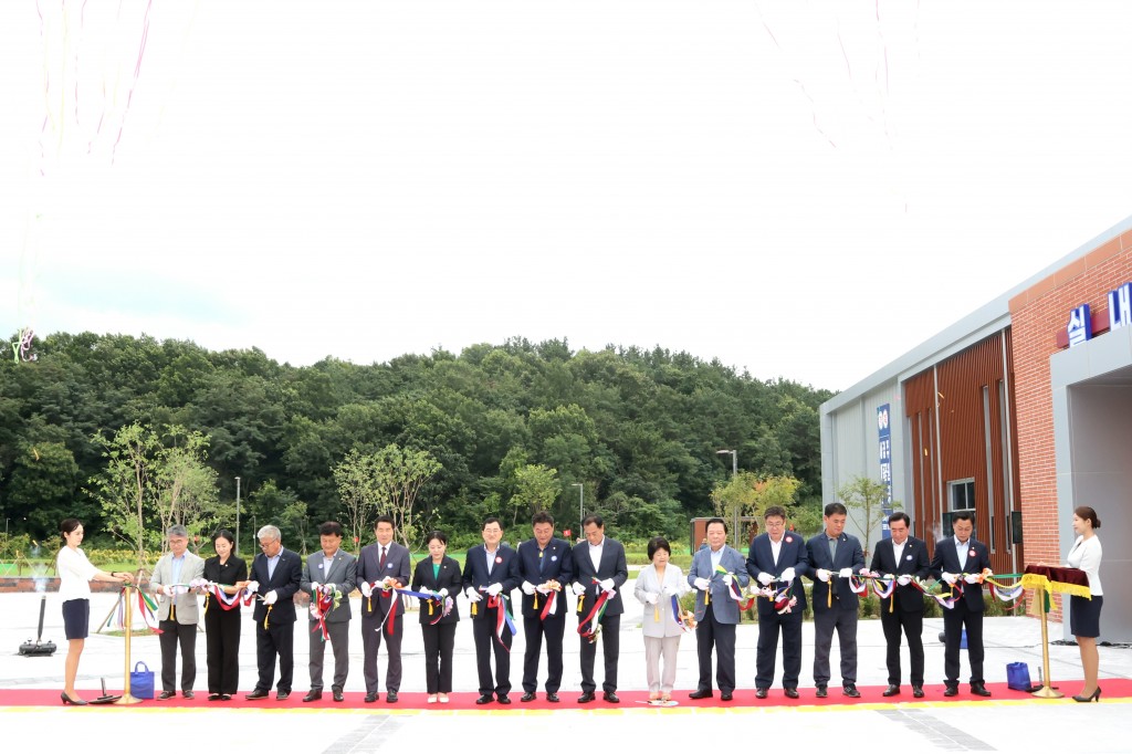 1-2. 주낙영 시장을 비롯한 주요 내빈들이 12일 서경주체육공원 준공식에 참석해 테이프커팅을 하고 있다