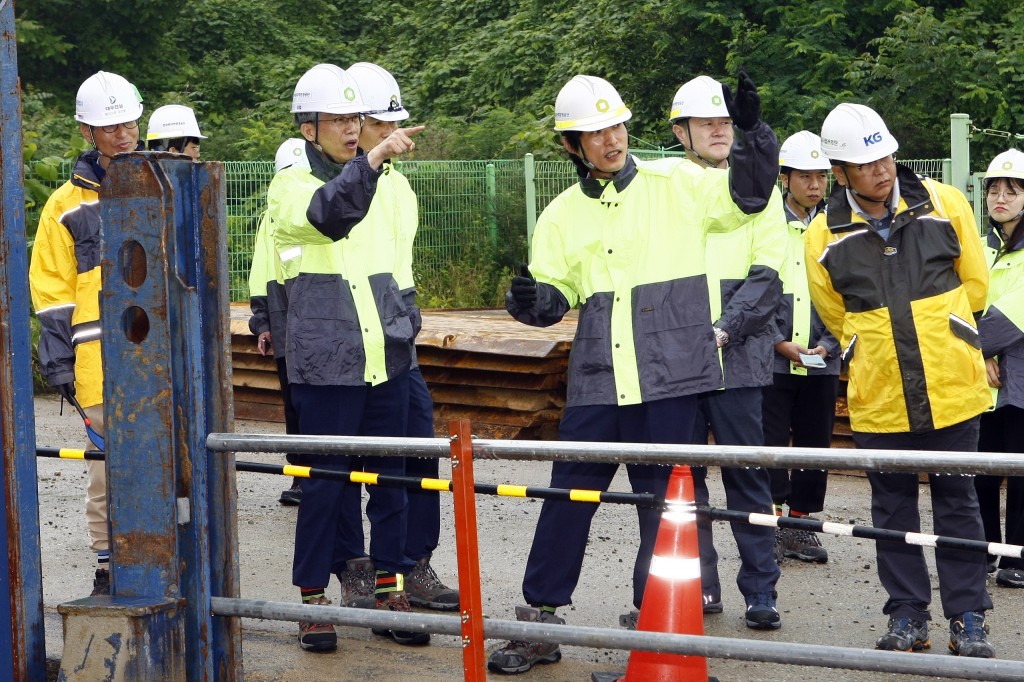 사진. 한국원자력환경공단 조성돈 이사장(왼쪽 2번째)이 방폐장 2단계 건설현장 등 취약지역 안전점검을 실시하고 있다.