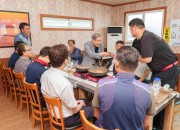 사진1. 월성본부장(김한성)이 지역주민간담회 참석자들과 인사를 나누는 모습